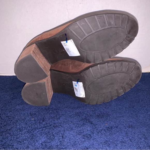 Clarks Boots Women’s 7.5 M  Ankle Booties Brown Leather Chunky Heeled Casual - Picture 4 of 6